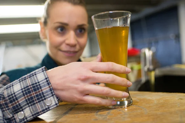 Joven Trabajadora Cervecería Sonriente Con Maquinaria Embotellado Fábrica — Foto de Stock