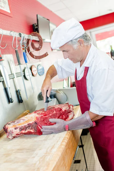 Een Man Snijdt Vlees — Stockfoto