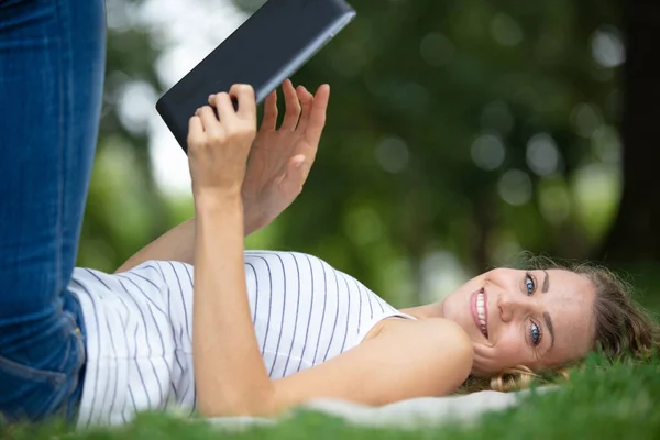 Mädchen Liest Ein Buch Park Frau Grün — Stockfoto