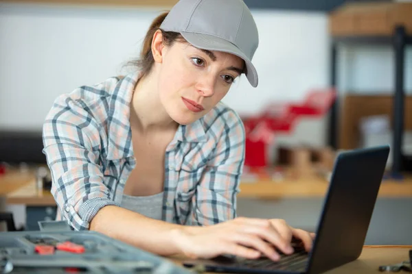 Female Mechanic Using Laptop Workplace — Zdjęcie stockowe