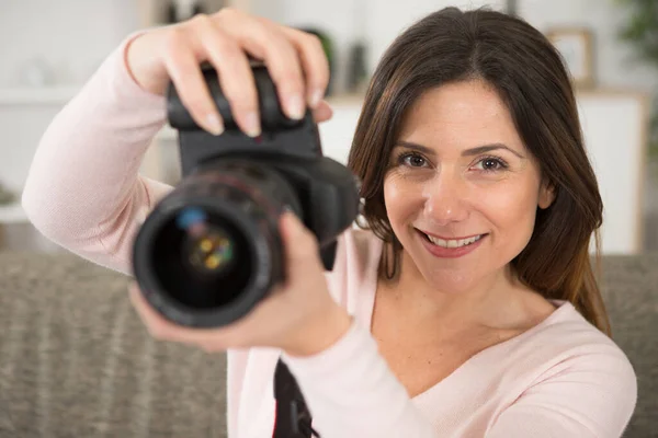 Vrouw Met Een Dslr Camera — Stockfoto