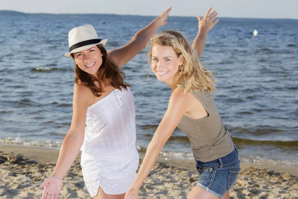 Όμορφη Δύο Γυναίκα Ευτυχισμένη Στην Παραλία Ηλιόλουστη Μέρα — Φωτογραφία Αρχείου