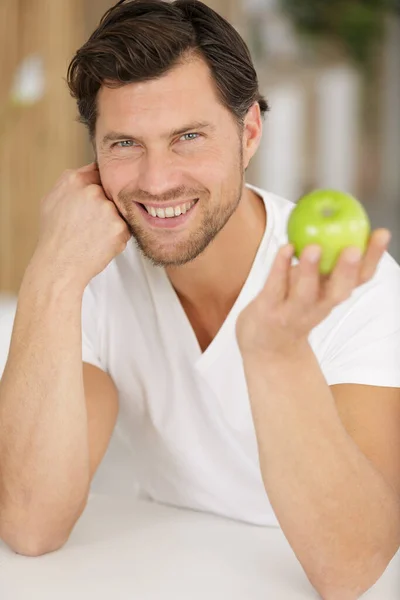 Όμορφος Άντρας Που Κρατάει Ένα Μήλο — Φωτογραφία Αρχείου