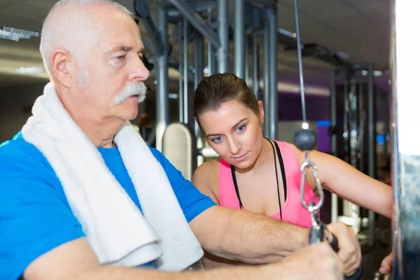Terapeut Med Senior Man Fitness Studio — Stockfoto