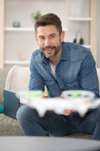 Guy Flying Drone Indoor — Stock Photo, Image