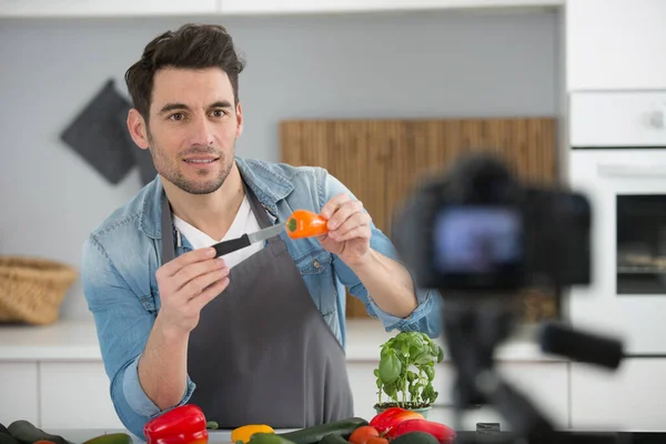 Jovem Blogueiro Comida Masculina Gravação Vídeo Cozinha — Fotografia de Stock