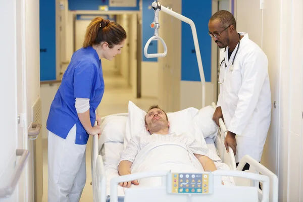Krankenpfleger Schiebt Trage Mit Patient — Stockfoto