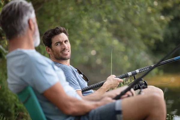 Dos Hombres Vacaciones Camping Con Caña Pescar — Foto de Stock