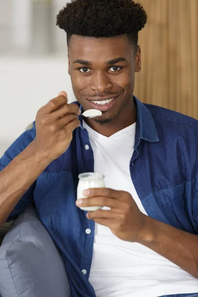 Comer Sano Hombre Joven Yogur — Foto de Stock