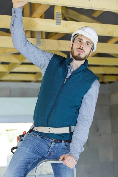 Bauarbeiter Gestikuliert Auf Der Leiter — Stockfoto