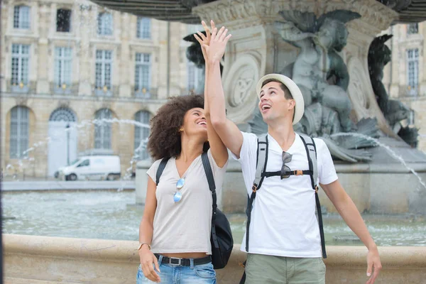 Young Couple Arms Raised Fountain — Stock Photo, Image