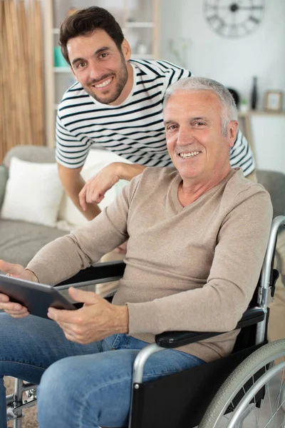Homem Bonito Cuidando Seu Pai Mais Velho Cadeira Rodas — Fotografia de Stock