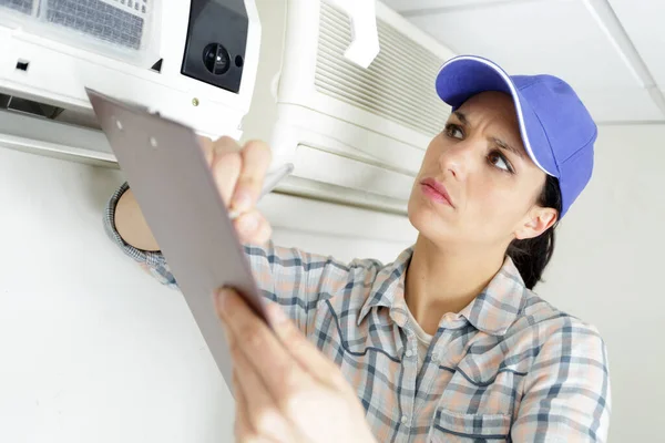 Young Woman Worker Installing — Stock Photo, Image