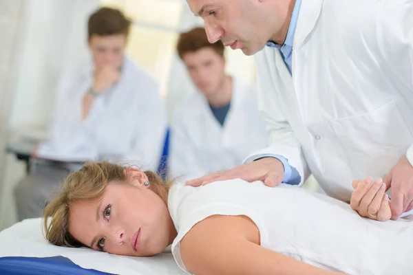 Doctor Female Patient Students Observing — Stock Photo, Image