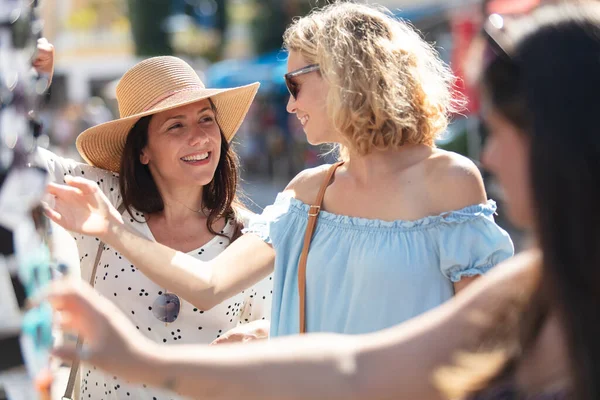 Kadınlar Turist Pazarından Alışveriş Yapıyor — Stok fotoğraf
