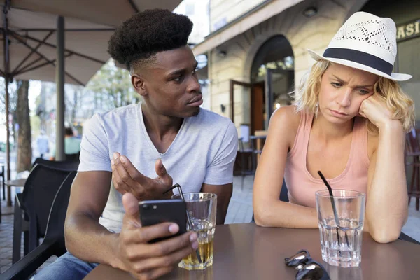 Mujer Molesta Que Novio Está Utilizando Teléfono Inteligente Bar —  Fotos de Stock