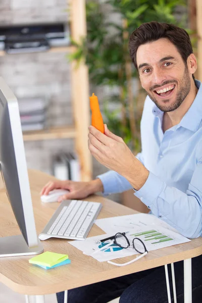 Happy Office Worker Eating Healthy — Stock Photo, Image