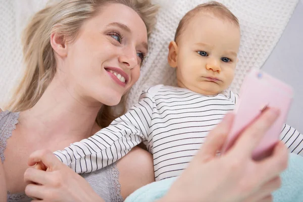 Mujer Con Bebé Haciendo Una Selfie Acostado Una Manta — Foto de Stock