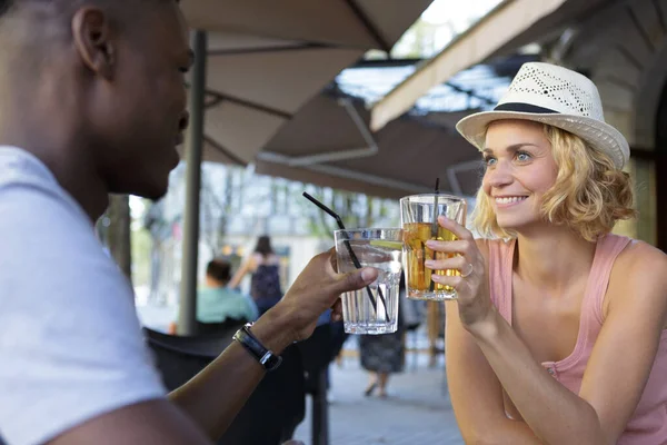Paar Prostet Sich Mit Getränken Auf Der Bar Terrasse — Stockfoto