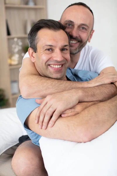Sevimli Çekici Eşcinsel Çift Kucaklaşıp Sarılıyorlar — Stok fotoğraf