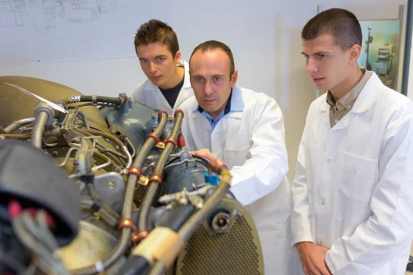 Tanuló Gyakornokokkal Mechanikus Tárgyat Néz — Stock Fotó