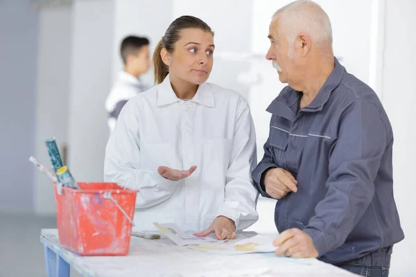 Young Apprentice Painter Shrugging While Talking Foreman — Stock Photo, Image