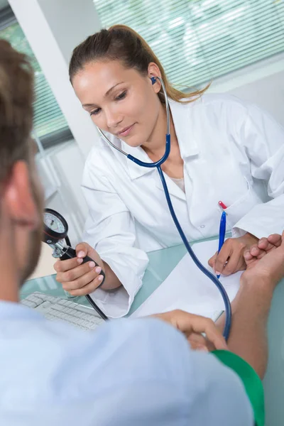 Arzt Nimmt Blutdruck Des Patienten — Stockfoto