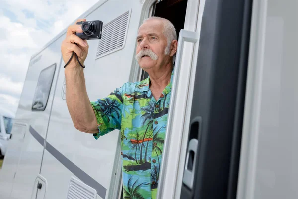 Пожилой Мужчина Фотографирует Мобильный Телефон — стоковое фото