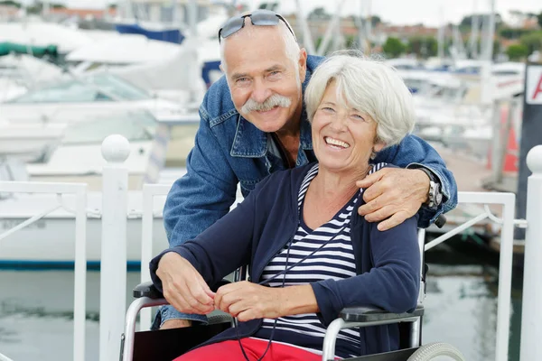 Tekerlekli Sandalyede Yaşlı Bir Çift — Stok fotoğraf