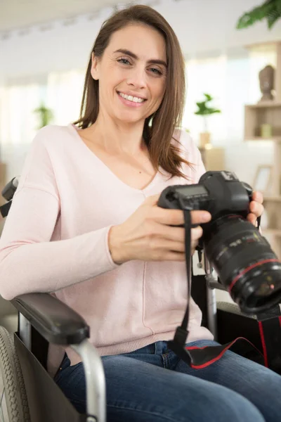 Disabled Woman Trying Use Dslr — Stock Photo, Image