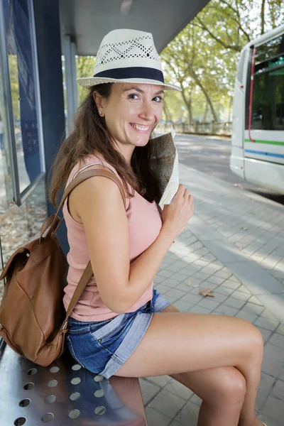 在巴士站等着的女人 — 图库照片