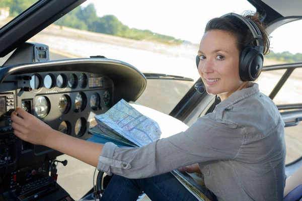 Jeune Femme Pilote Hélicoptère — Photo