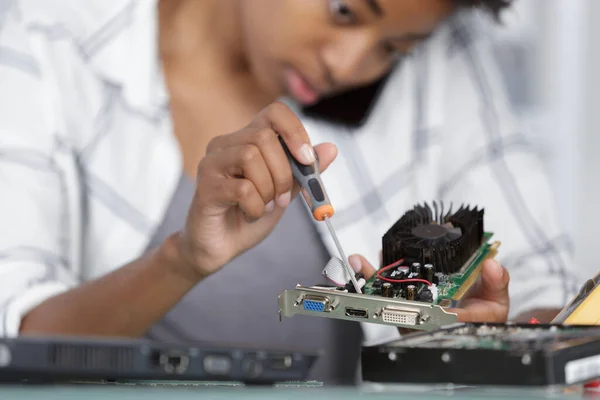 Female Phone Fixing Computer — Stock Photo, Image