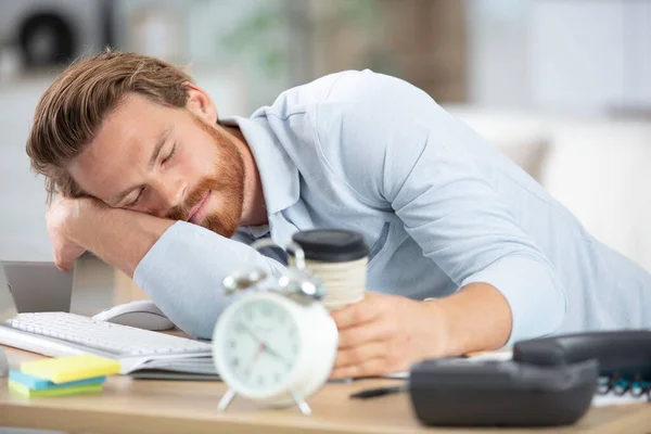 Hombre Negocios Cansado Durmiendo Escritorio — Foto de Stock