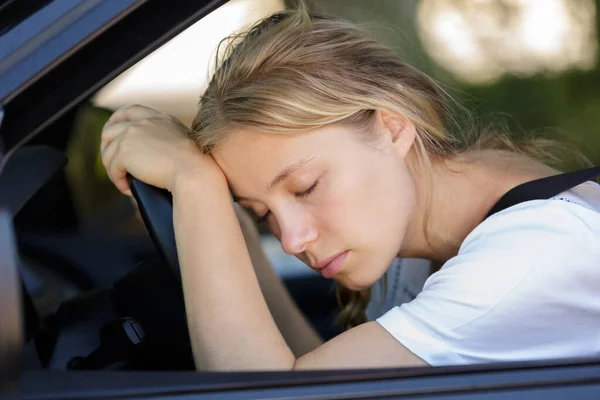 Κουρασμένη Γυναίκα Κοιμάται Στο Αυτοκίνητο — Φωτογραφία Αρχείου