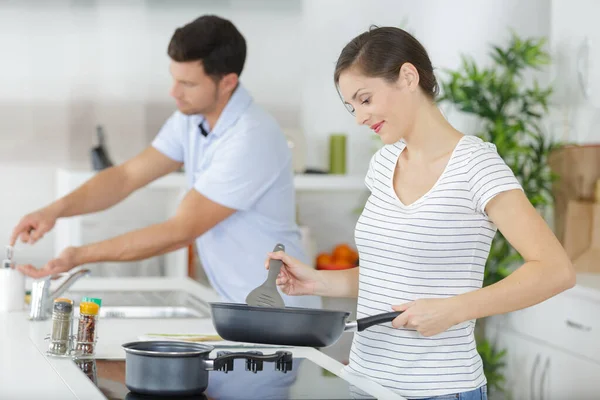 Parlak Mutfakta Yemek Pişiren Mutlu Çift — Stok fotoğraf
