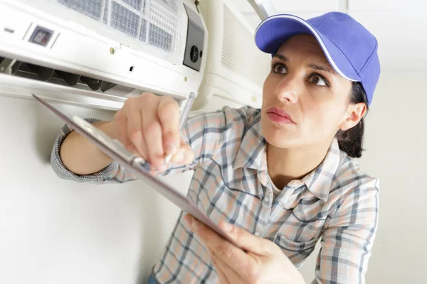 Kvinnlig Arbetstagare Inspekterar Luftkonditioneringssystemet — Stockfoto