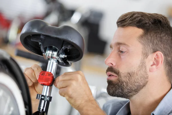 Close Homem Ajustando Sela Bicicleta Engrenagem Fixa Alta — Fotografia de Stock