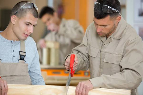 Aprendiz Carpintaria Demonstrando Operação Máquina — Fotografia de Stock