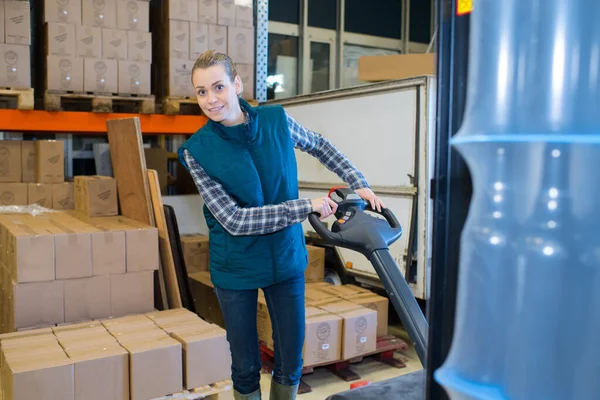 Kvinnlig Arbetare Driver Vagn Med Lådor Lager — Stockfoto