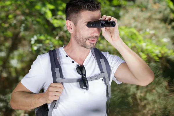 Touristenmann Mit Fernglas Auf Der Suche Nach Etwas — Stockfoto