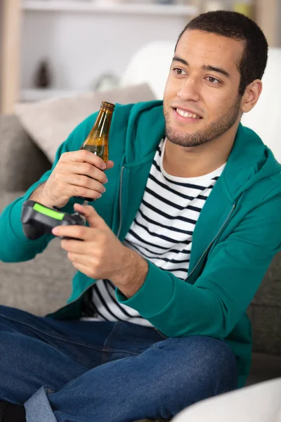 Νεαρός Άνδρας Που Παίζει Βιντεοπαιχνίδια Και Πίνει Μπύρα — Φωτογραφία Αρχείου