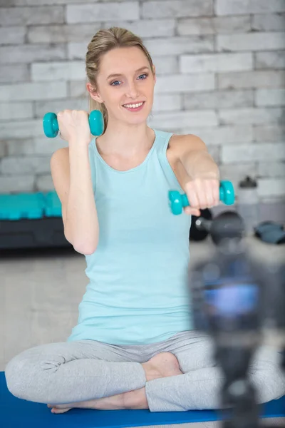 Vlogger Młodych Fitness Kamery Przechwytywanie Siebie — Zdjęcie stockowe