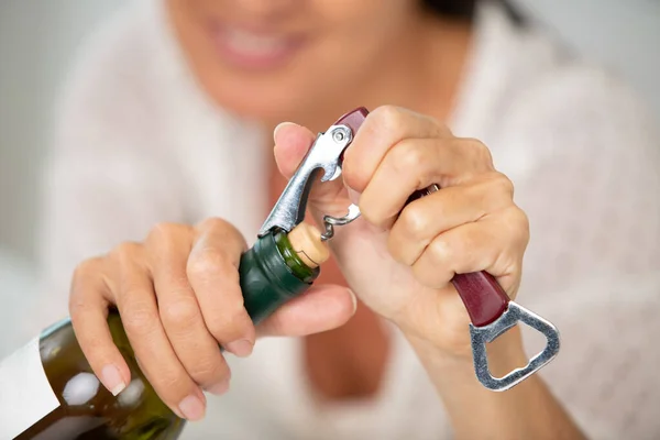 Perto Mãos Que Abrem Uma Garrafa Vinho — Fotografia de Stock