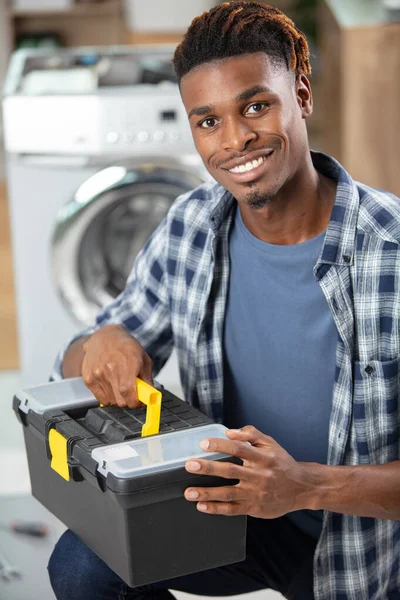 道具箱を持った洗濯機のサービスマンの肖像画 — ストック写真