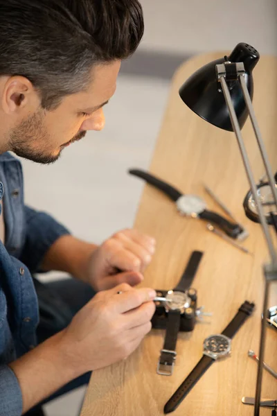 Een Klokkenmaker Repareert Polshorloge — Stockfoto