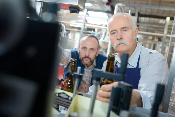 飲料製造工場の2人の工場技術者の肖像画です — ストック写真