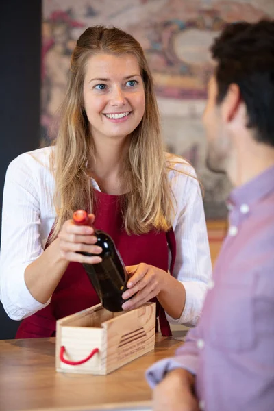 Mutlu Profesyonel Şarap Garsonu Şaraphanedeki Erkek Müşteriye Tavsiyede Bulunuyor — Stok fotoğraf