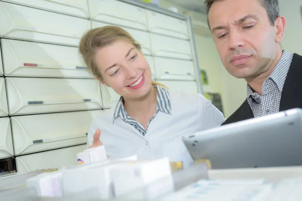 Γυναίκα Φαρμακοποιός Προτείνει Φαρμακευτική Αγωγή Στον Πελάτη Στο Φαρμακείο — Φωτογραφία Αρχείου