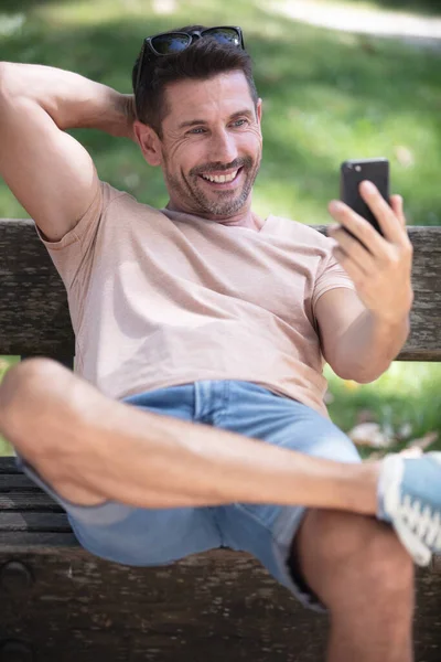 Mann Mit Drahtlosen Kopfhörern Macht Selfie Park — Stockfoto